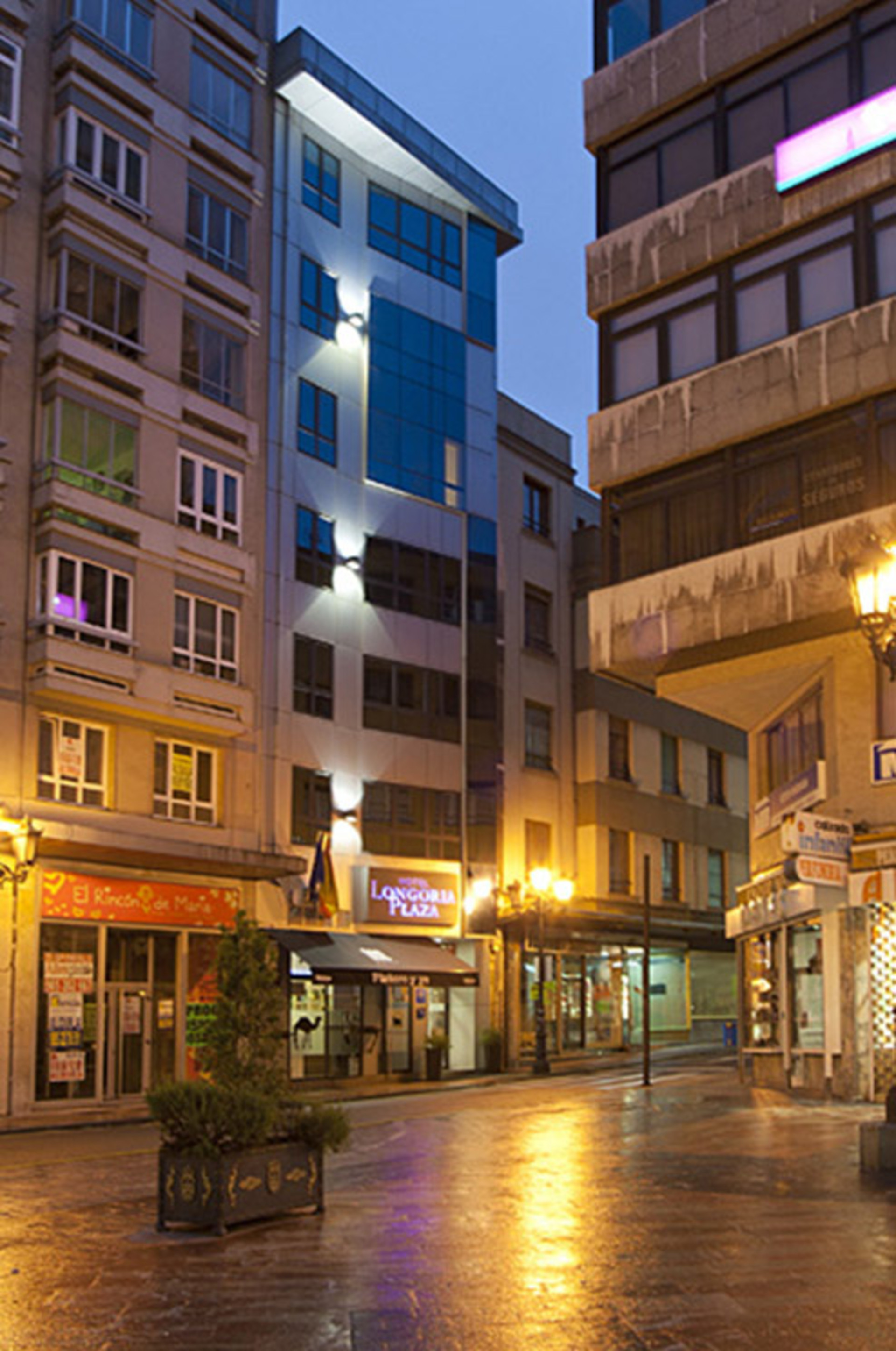 Duerming Longoria Plaza Hotel.